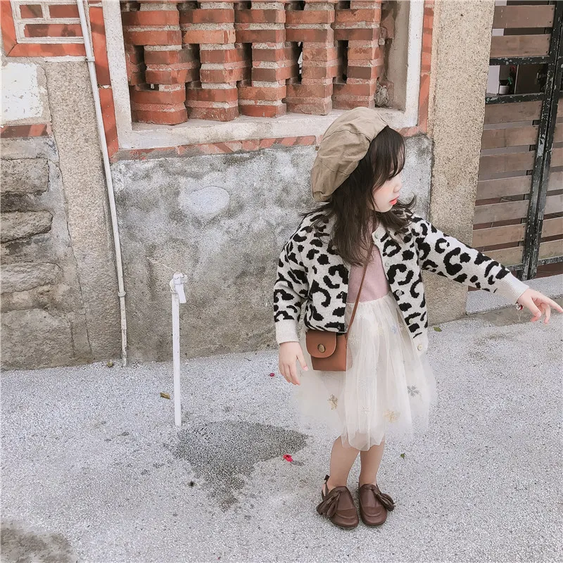 Весна Новые детские Clothig Девушки Leopard вязаный кардиган, Свитера Однобортный малышей Детские свитера куртка От 1 до 6 лет