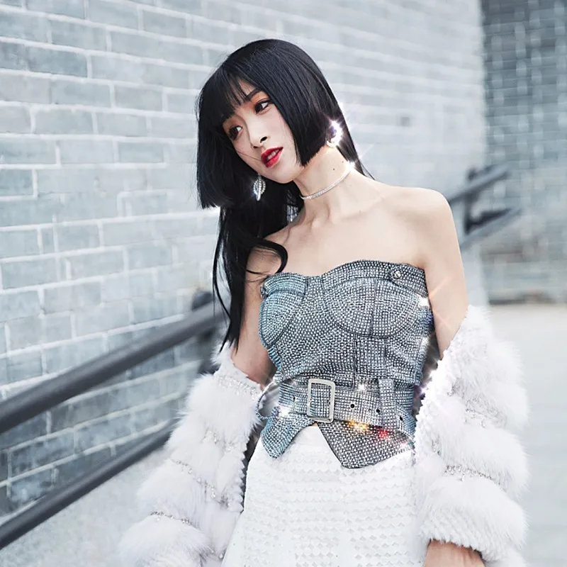 Женская Асимметричная блузка TWOTWINSTYLE белая без рукавов с открытыми плечами