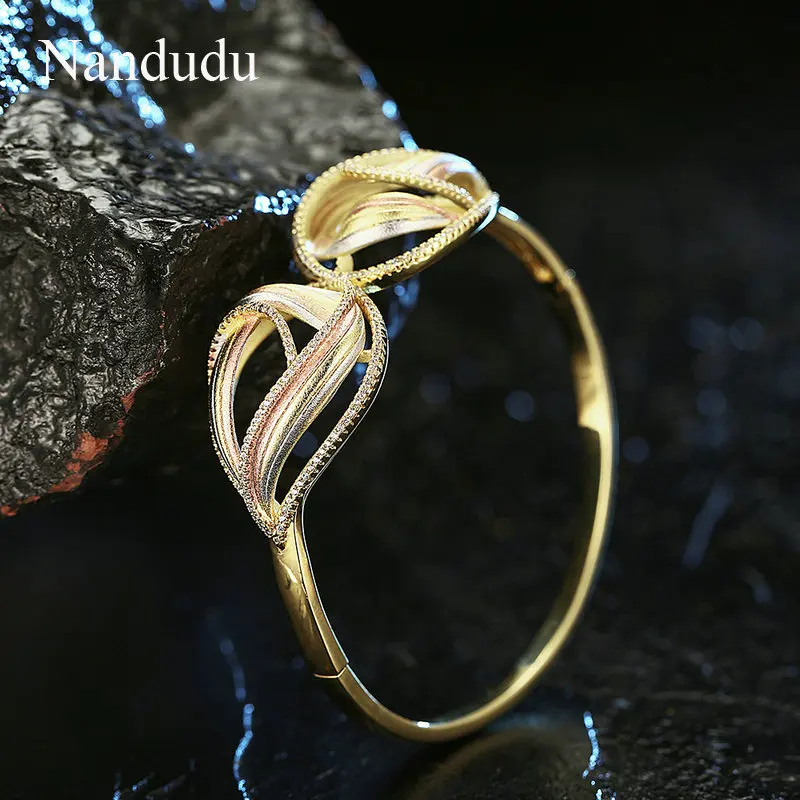 Nandudu Three Tones Gold Two Flower CZ Bangle for Women High Quality Brass Cubic Zirconia Accessories Bracelet Gift B1123 | Украшения и