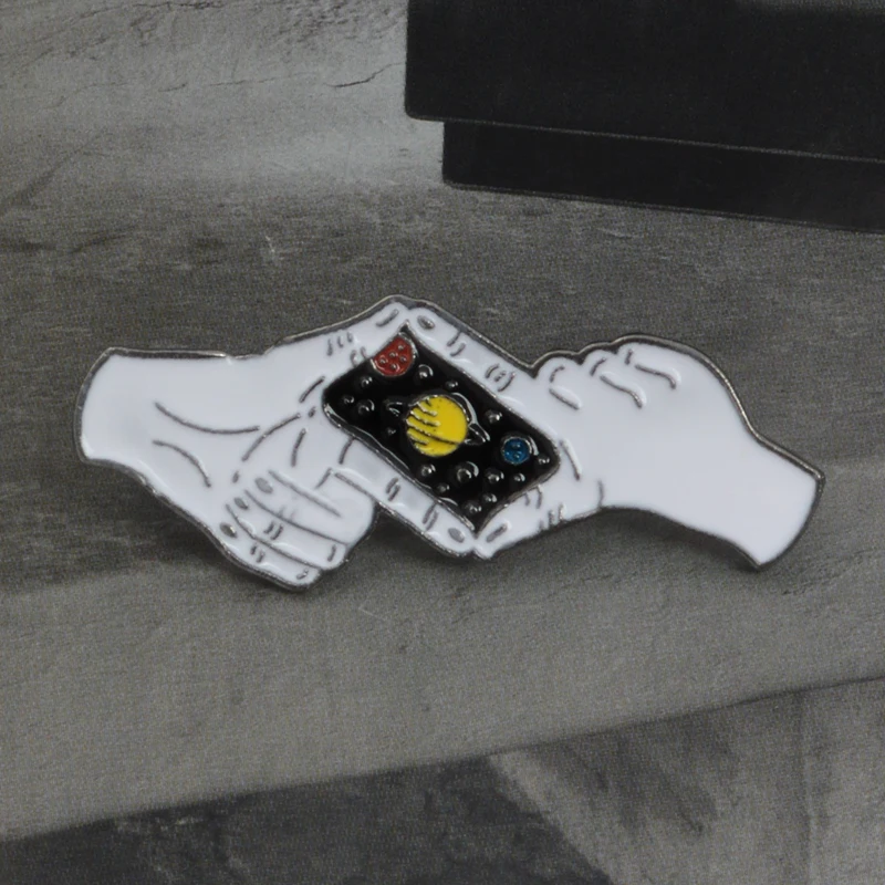 

Planet Photographing Gesture camera Brooch Creative Goodnight Saturn Star Hands Enamel Pin Denim Hat Badge Friends Gift