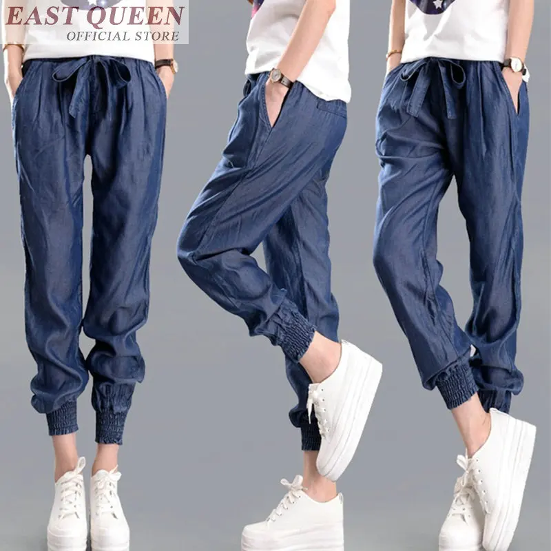 Как укоротить спортивные штаны с резинкой. Укороченные джоггеры женские. Брюки молодежные женские на резинке. Укороченные штаны джоггеры женские. Укороченные брюки на резинке внизу.