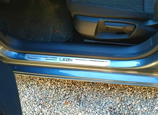 Накладка на дверные пороги из нержавеющей стали для SEAT LEON 2015 2018 двухцветные 2017