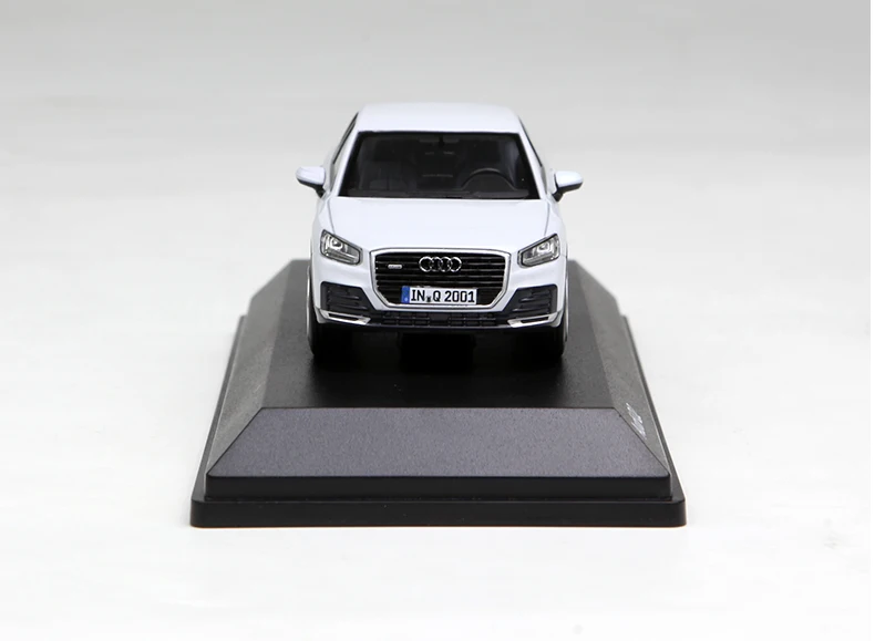 Коллекционная белая модель автомобиля Audi Q2 1/43 коллекционный подарок 2016|Наземный