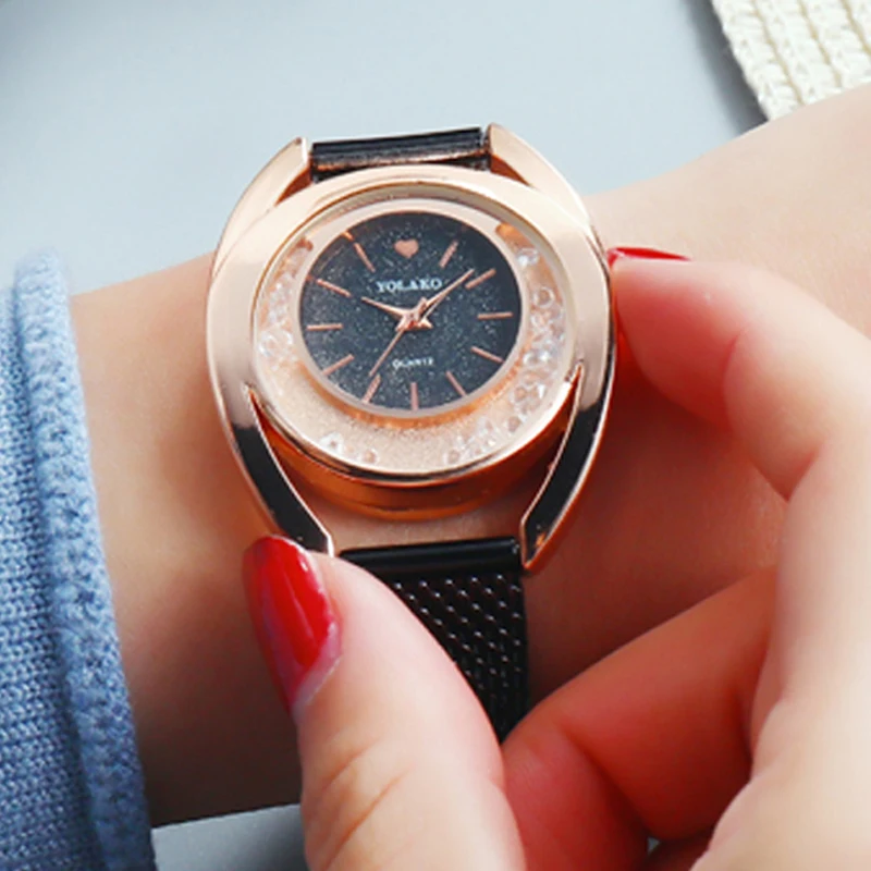 Женские кварцевые часы уникального дизайна с разноцветным сетчатым ремешком и