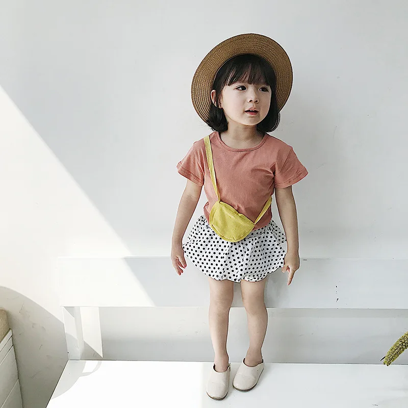 Летняя хлопковая однотонная простая футболка с короткими рукавами и сумочкой