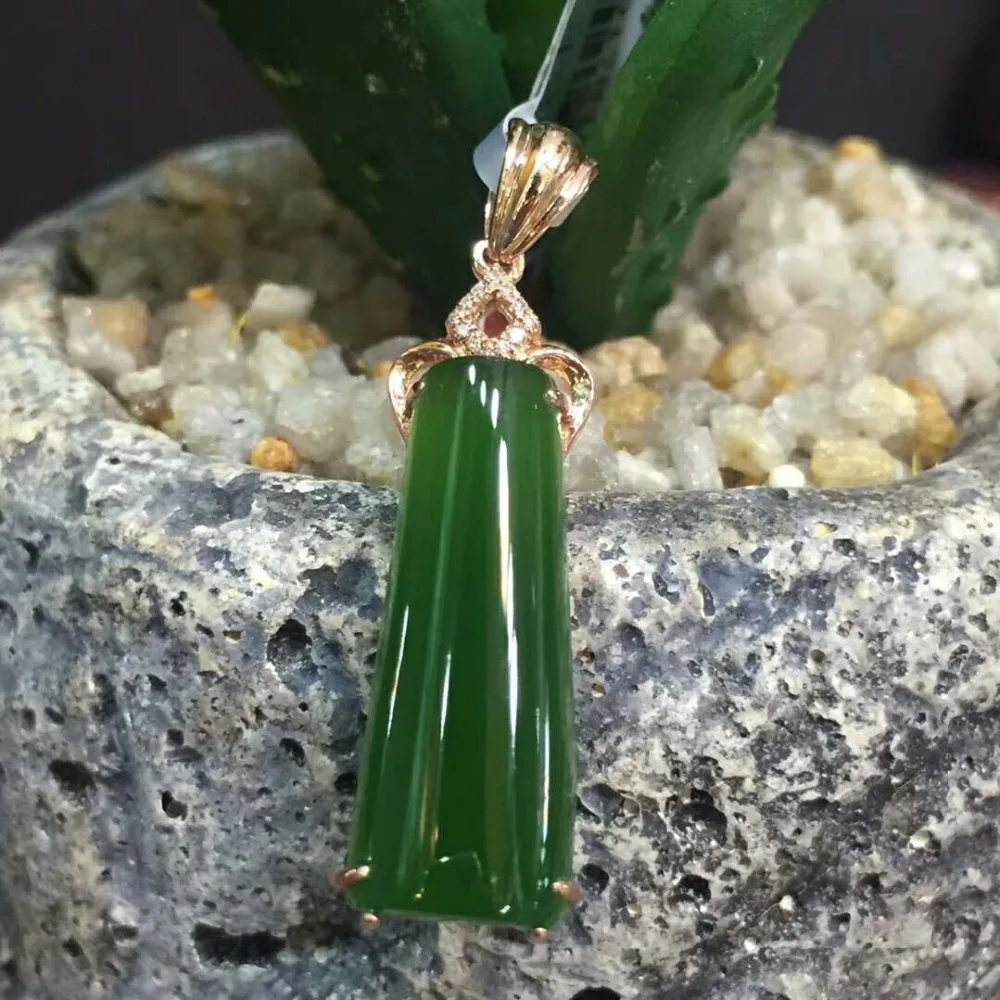 Кулон из 18-каратного золота с инкрустированными нефритовыми каплями и