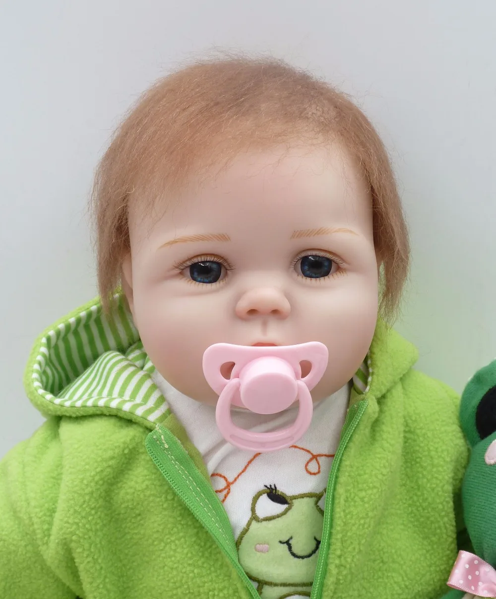 Forrsdor56cm обаятельный младенец Adora Lifelike малыш куклы с зеленым трехштучным комплектом и игрушкой-лягушкой, сделанные из силикона.