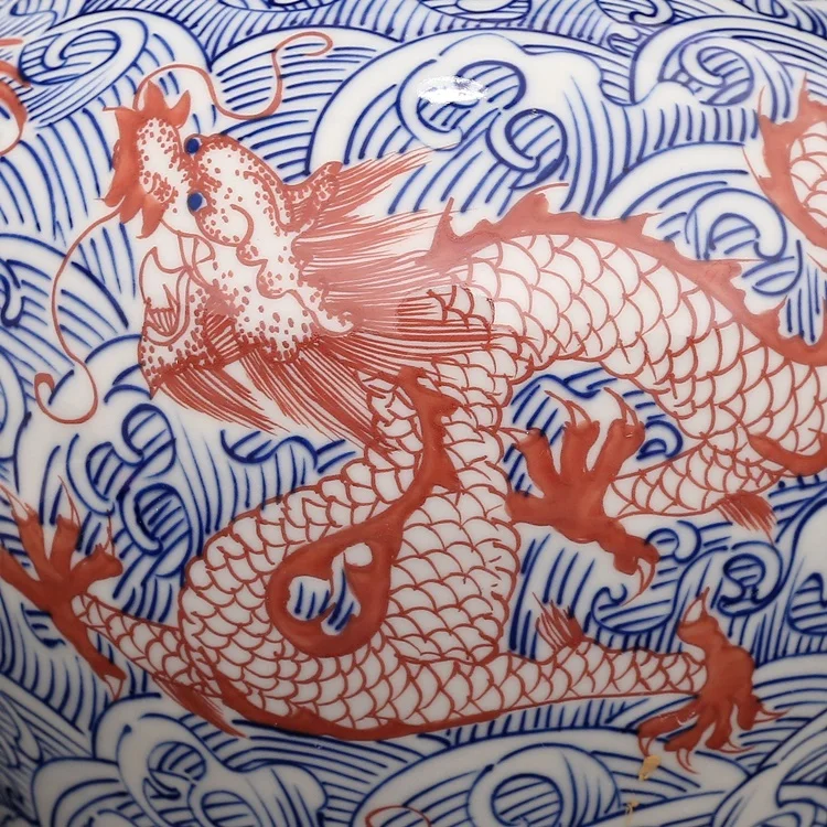 Qing Qianlong ручная роспись синяя и белая глазурь красная морская вода Пять драконов