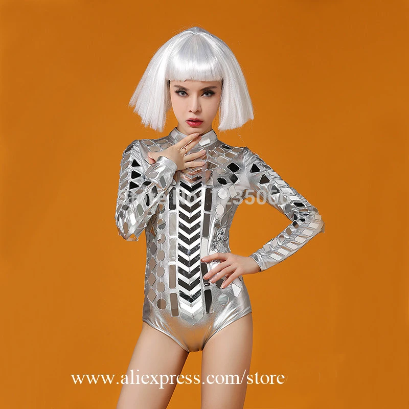 Соблазнительная девушка в ночном клубе или серебряный вечернее платье певица Dj