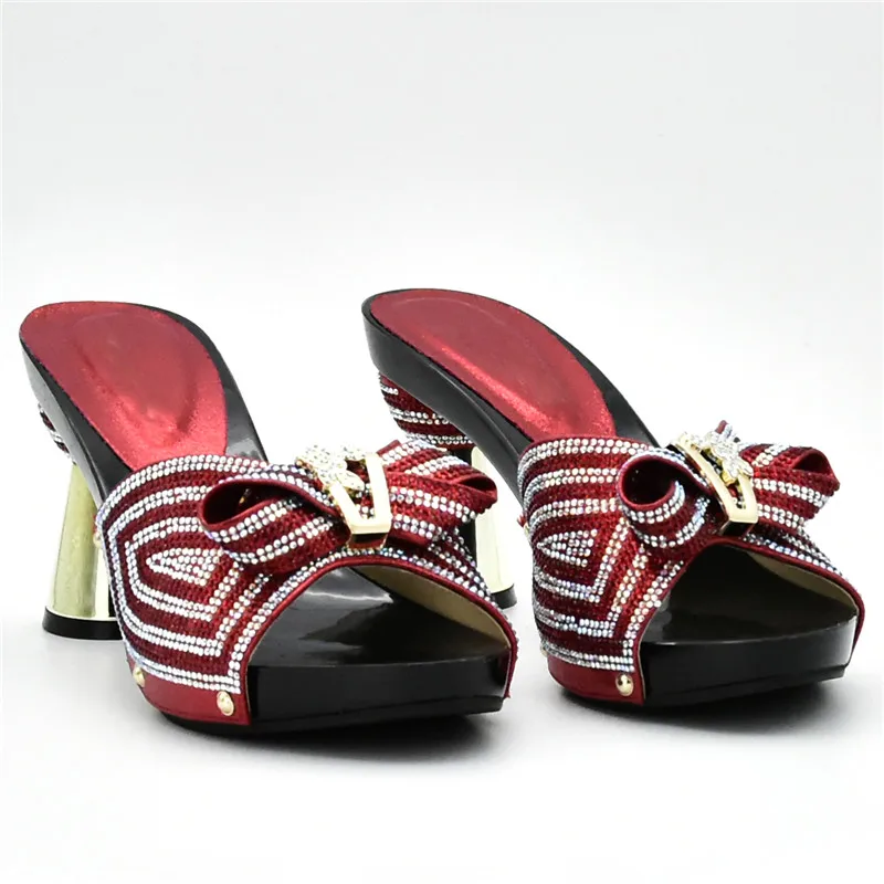 Итальянский женский свадебный комплект из туфель и сумочки украшенный стразами