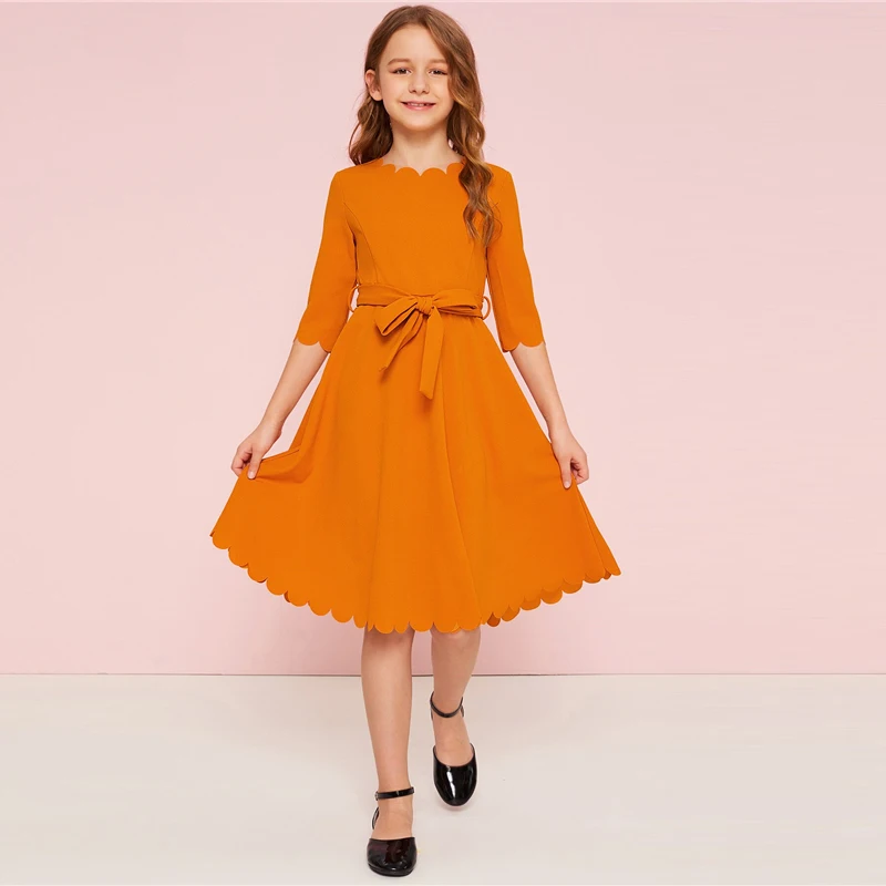 SHEIN Kiddie/однотонное праздничное платье с зубчатым подолом для девочек с поясом, г., летние детские платья с высокой талией, милое ТРАПЕЦИЕВИДНОЕ расклешенное платье до колена