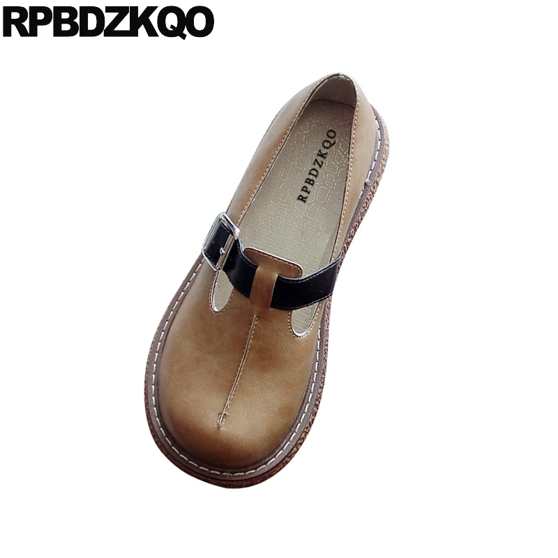 На прочной тисненой плоской подошве в японском на толстой китайском стиле