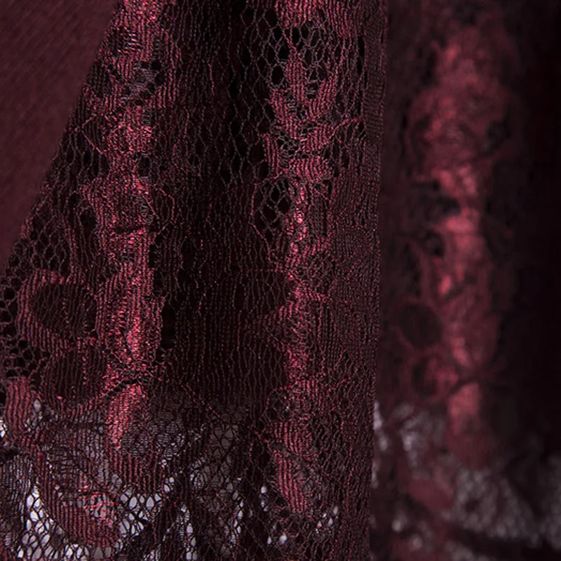 Женское трикотажное платье-свитер с воротником-хомутом и кружевной юбкой |