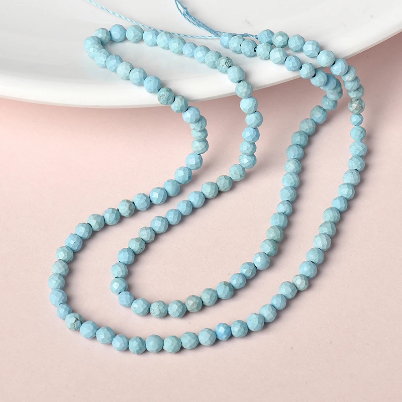 Каждая бусина небесно-голубого цвета каждая имеет текстурированную секцию