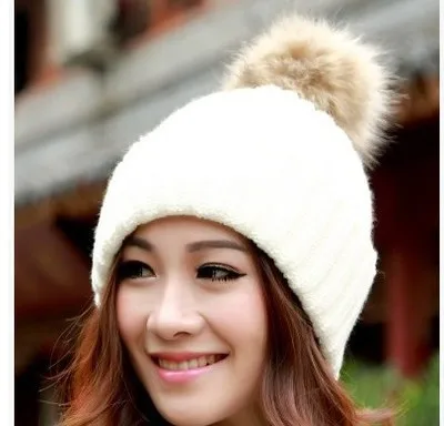 Женская трикотажная кепка с помпонами теплая плотная однотонная шапка из