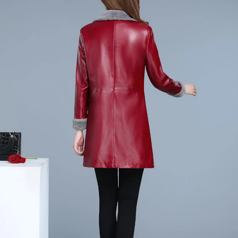 Женская зимняя кожаная куртка длинная однотонная из искусственной кожи с