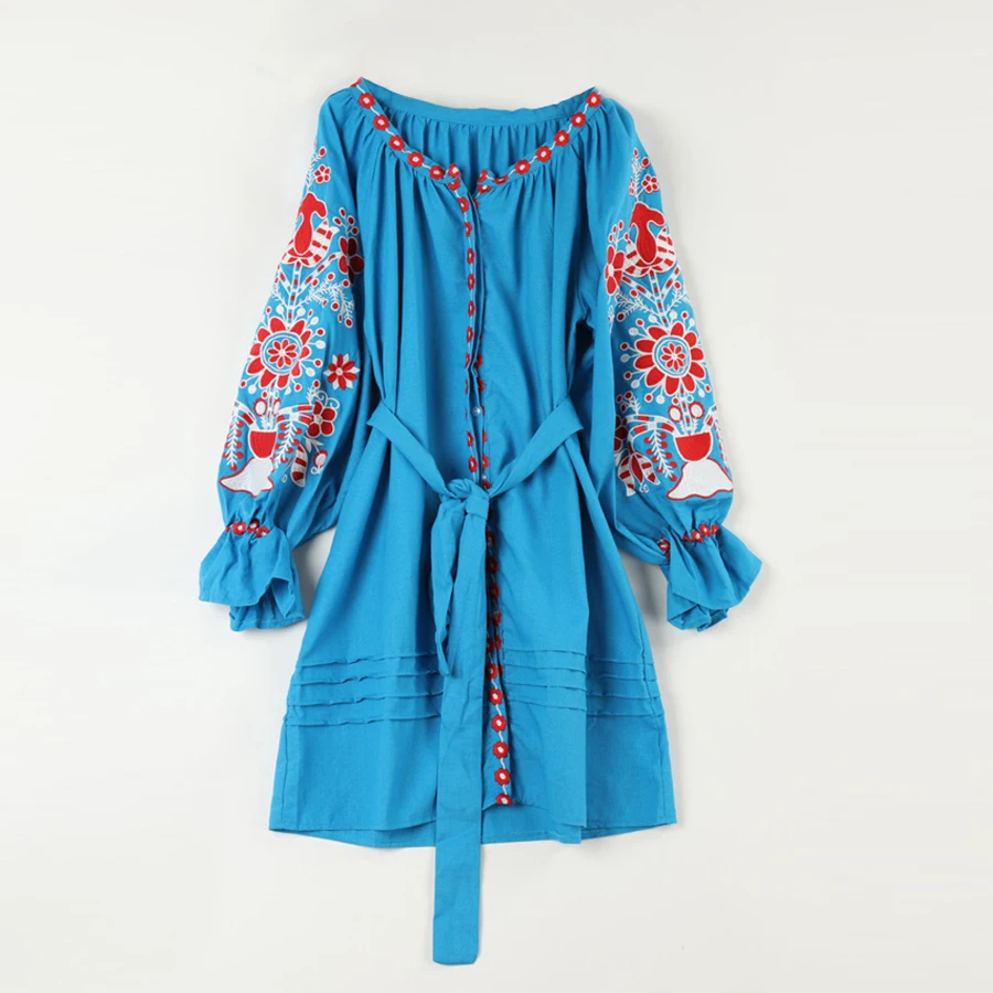 Женское мини платье с цветочной вышивкой круглым вырезом и длинным