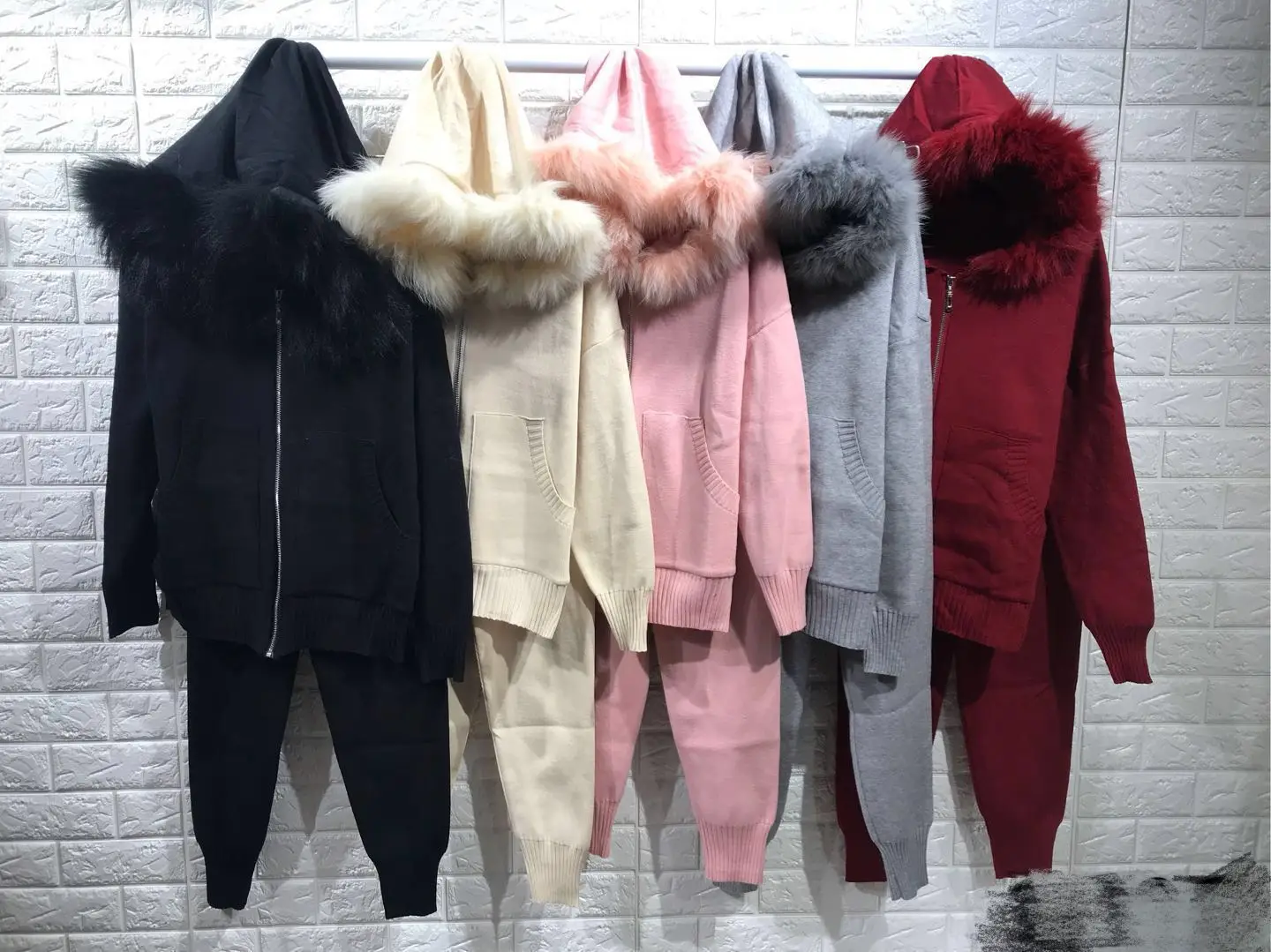 Женский трикотажный костюм ALPHALMODA куртка с капюшоном и натуральным мехом