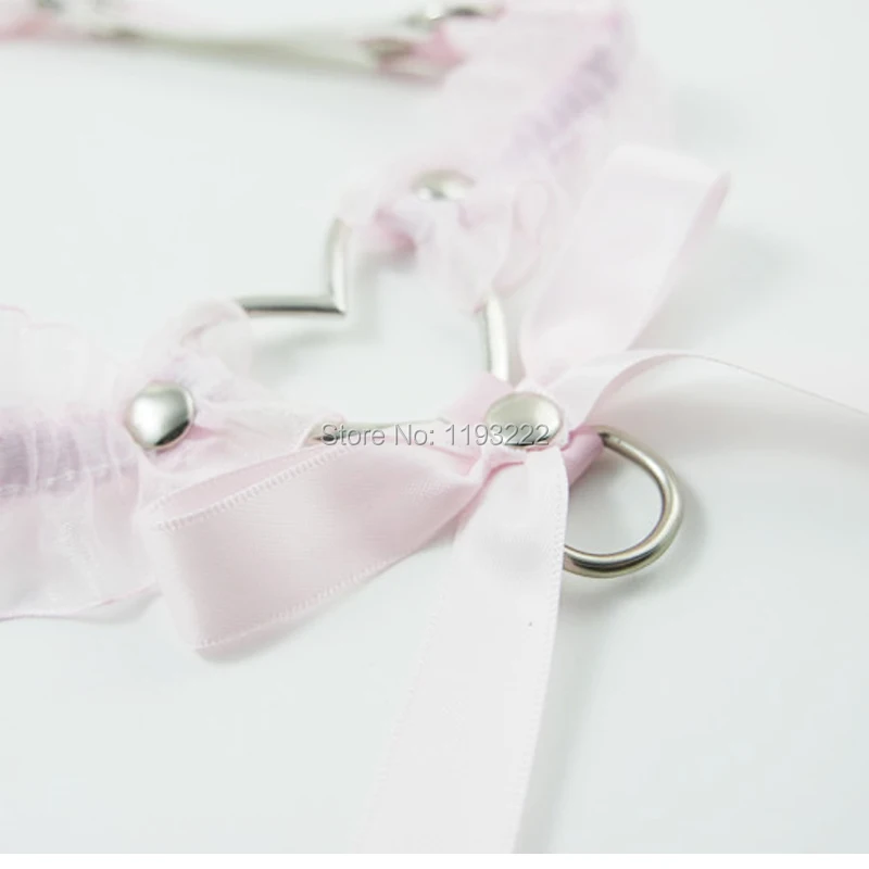 Кружевное колье ручной работы с бантом и оборками в виде большого сердца |