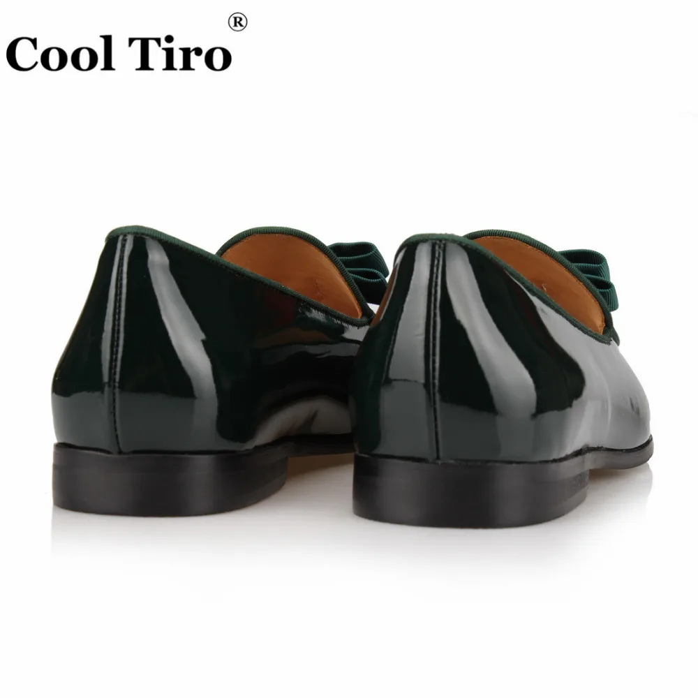 Лоферы мужские из лакированной кожи и замши с бантом на плоской подошве | Обувь