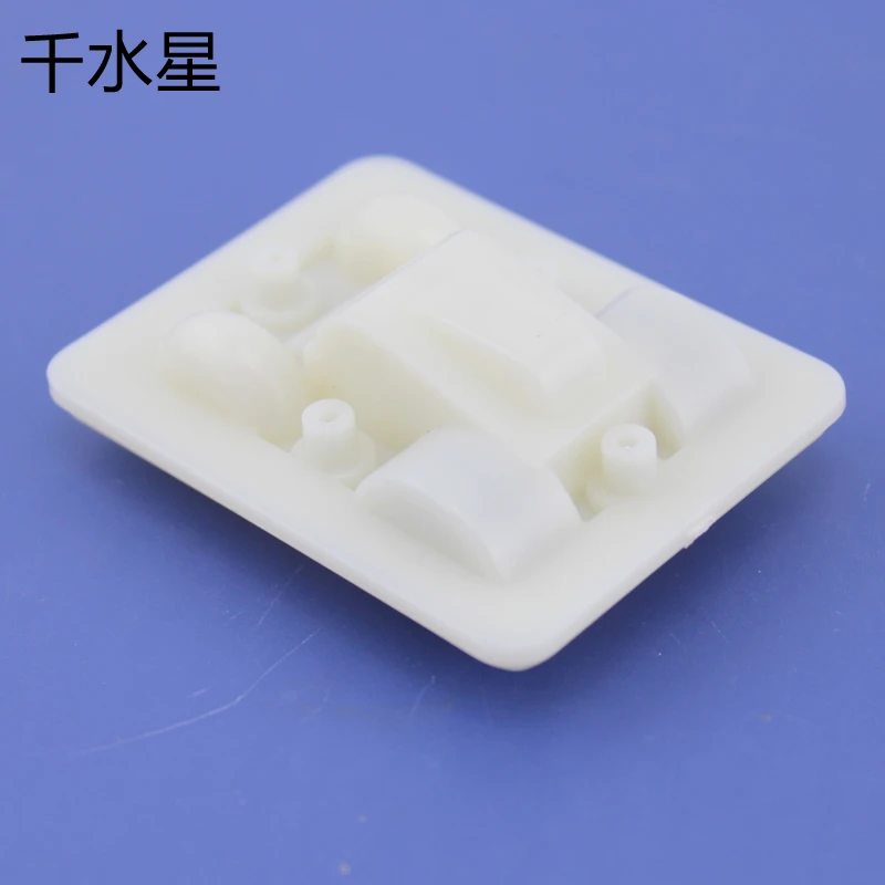 Назад к автомобильному шасси (белый) Мягкая глиняная модель автомобиля изделия