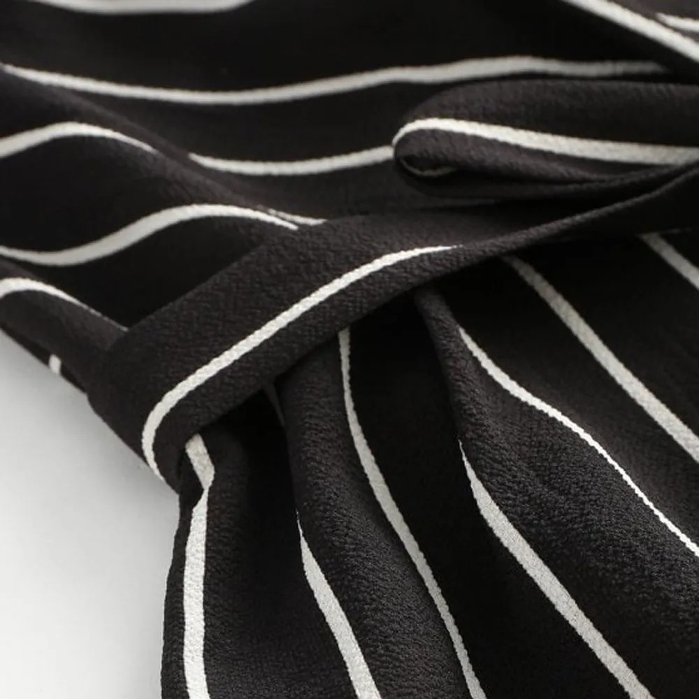 Женский комбинезон на бретельках черный короткий без рукавов с полосками и