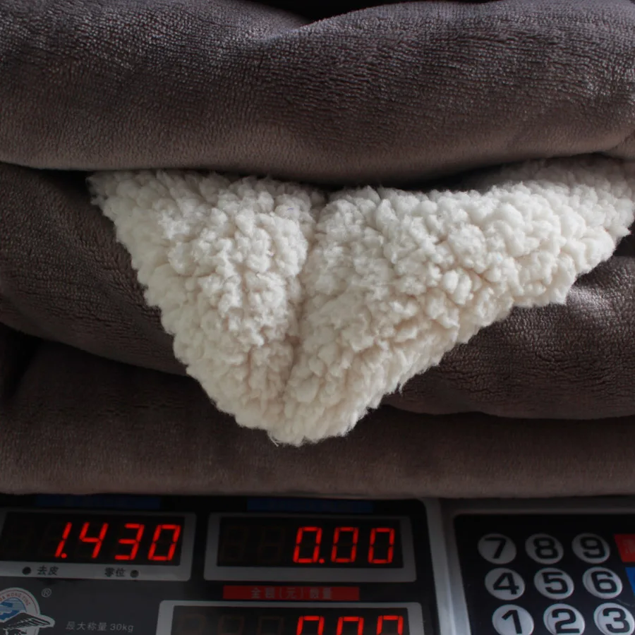 Толстое теплое Двухслойное фланелевое одеяло с шерпой из меха ягненка 145x195cm | Дом