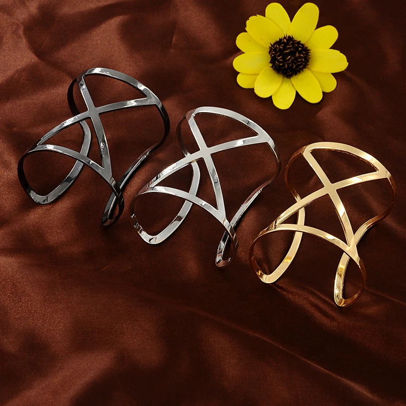 Женский браслет в стиле панк широкий золотистого и серебристого цвета с