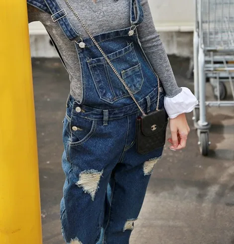 Женский джинсовый комбинезон без рукавов винтажный с карманами и дырками в стиле