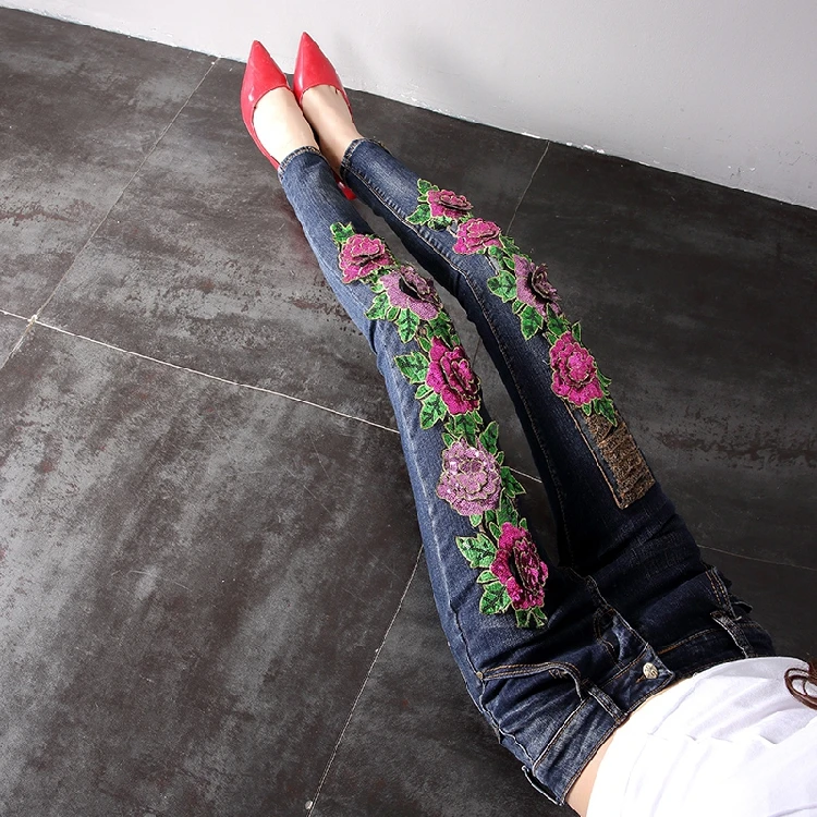 Блестками цветочной вышивкой джинсовые штаны женственные джинсы 2018 осень-зима