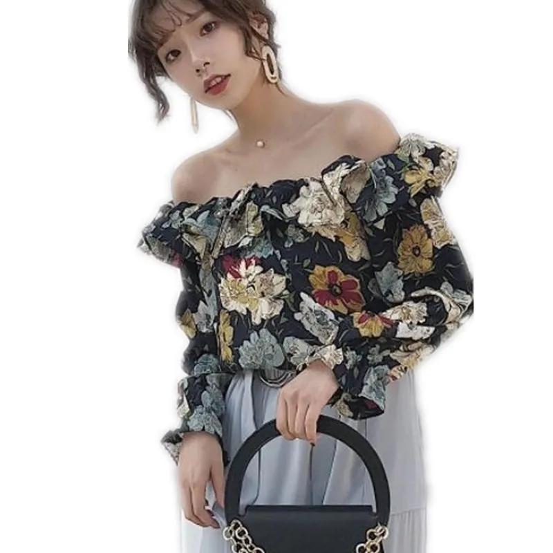 Женская блузка с открытыми плечами и вырезом лодочкой коротким рукавом