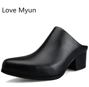 Новинка, мужские слиперы из натуральной кожи с острым носком, на высоком каблуке 5 см, летние мужские модные слиперы, белые, синие, черные