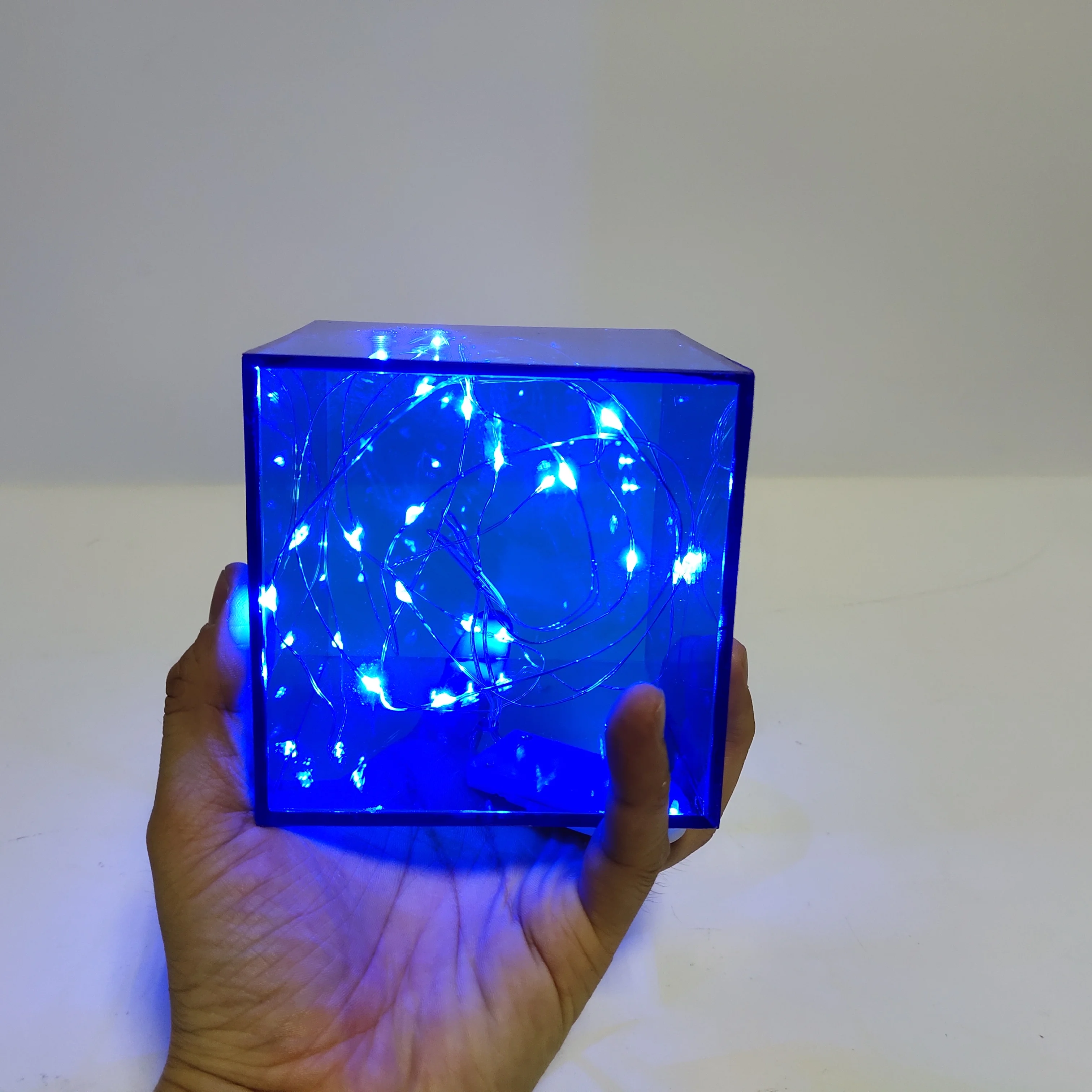 Tesseract светодиодный игрушки Фигурки 1:1 Косплэй 10x10 см танос Бесконечность камни