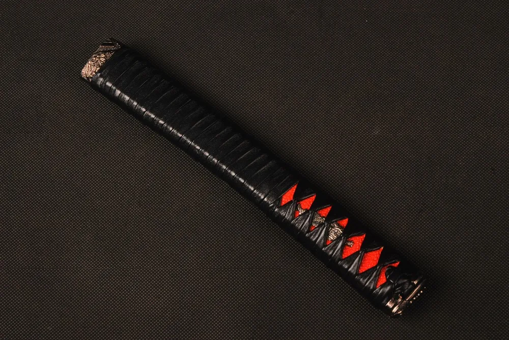Прямая черная искусственная кожа Tsuka Ito и подлинная красная сплав фучи Кашира