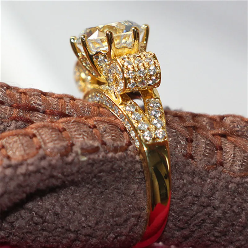 

Amazing Quality 3 Carat Yellow Gold Plated Luxury Paved Big Round Diamond Ring For Women Sterling Silver Jewelry 18K Gold Finish