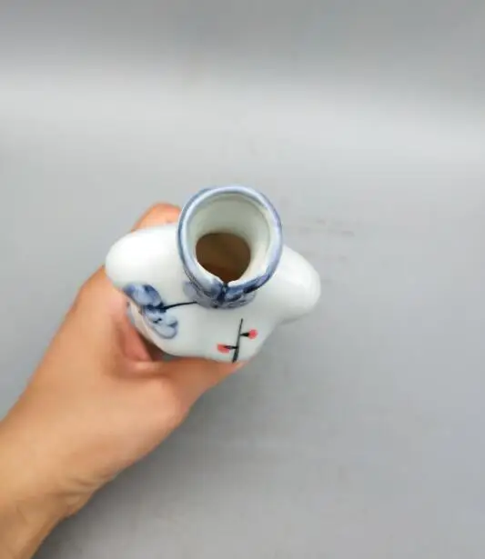 

China exquisite ceramic plum blossom cheongsam vase