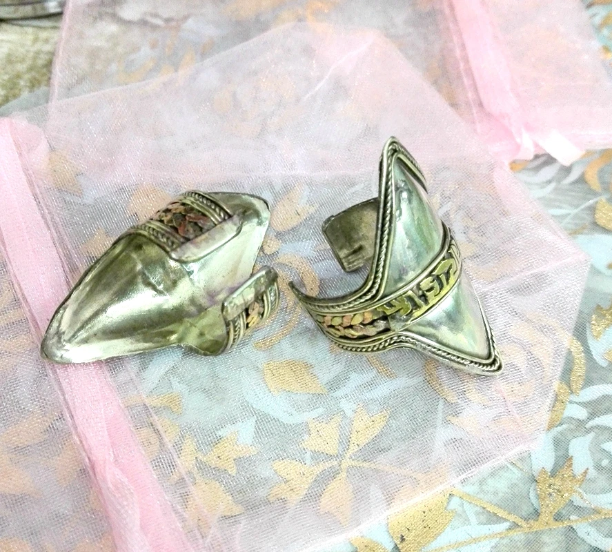 Тибетское серебряное старинное медное кольцо с острым носком Ом Мани Падме Хум