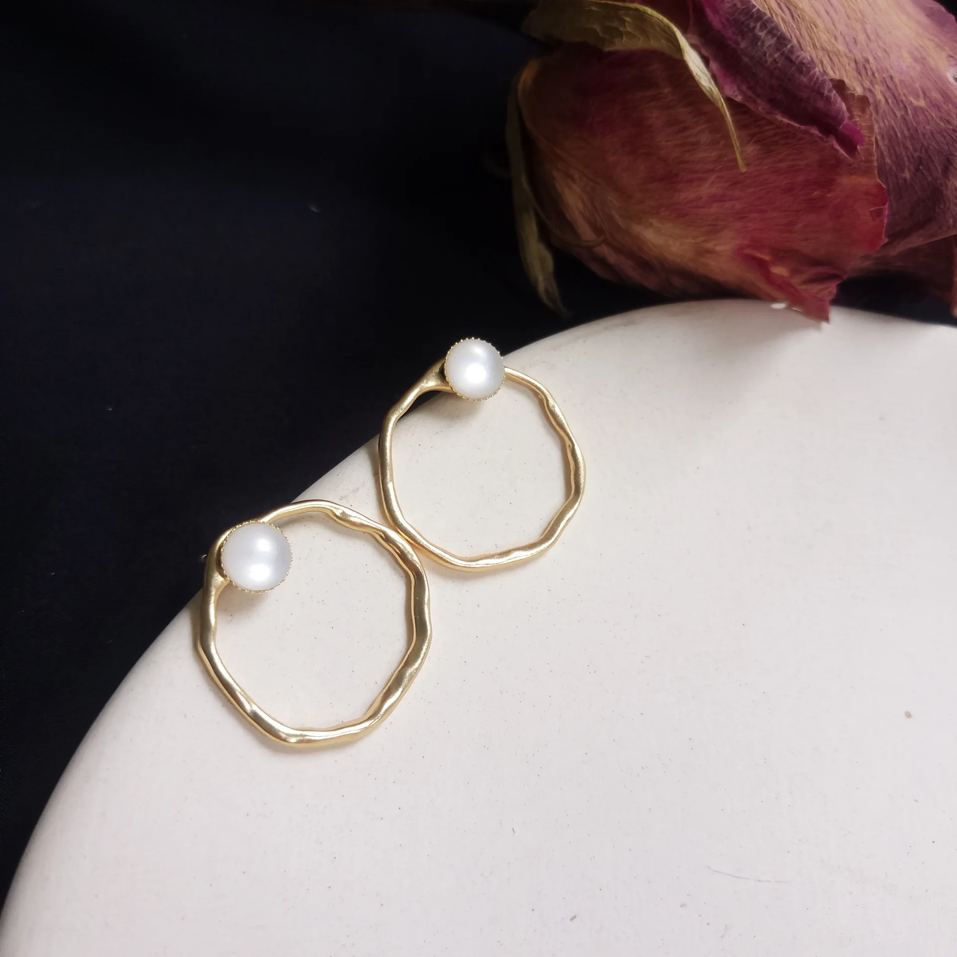 Женские серьги гвоздики золотистого цвета с геометрическим рисунком