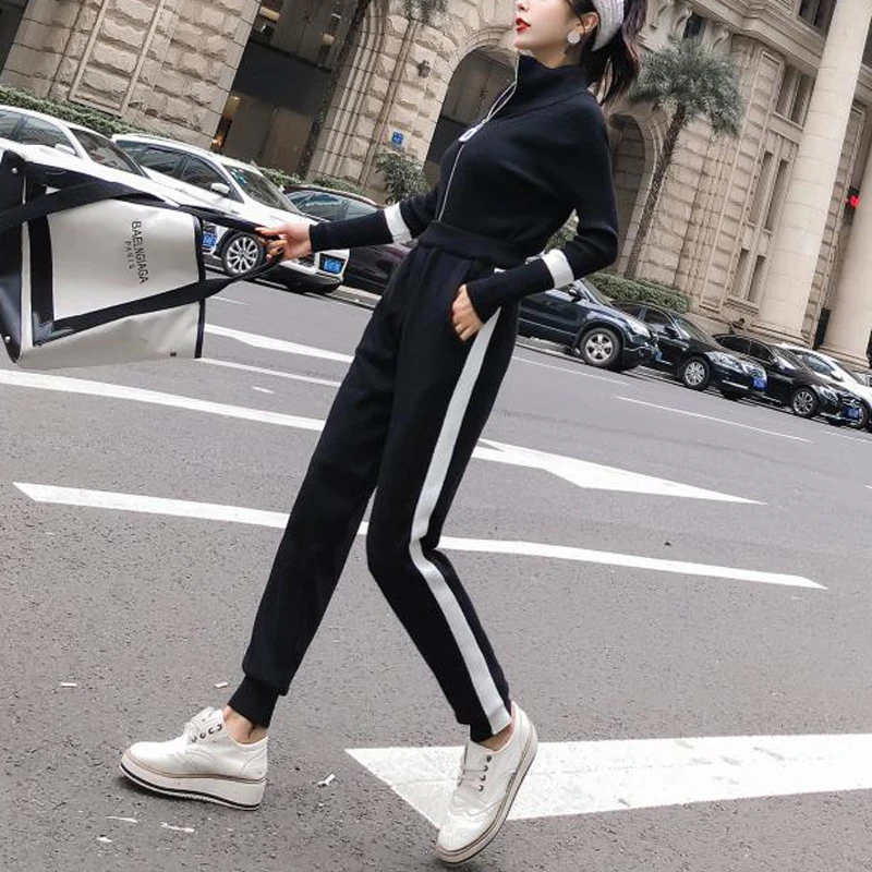 Женская трикотажная спортивная куртка черного цвета и хаки водолазка на молнии с