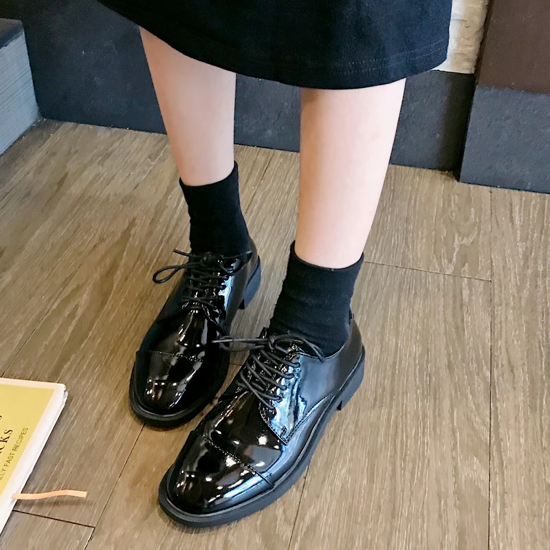 Новинка весны 2019 туфли из лакированной кожи в британском стиле на плоской