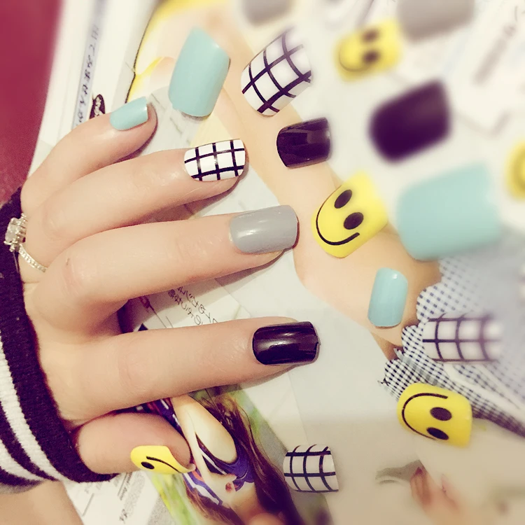 Готовые маникюрные желтые полоски для ногтей с улыбающимся лицом 24 шт. накладные