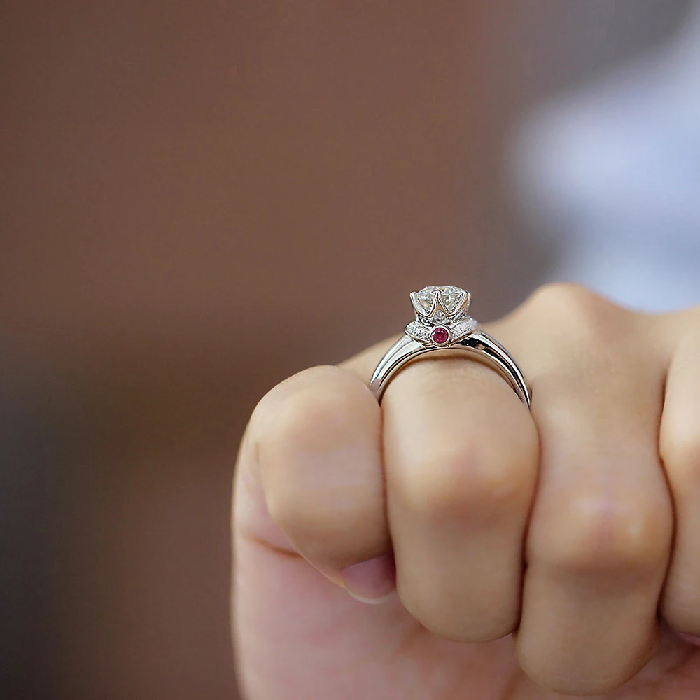 DovEggs 18K 750 White Gold 1ct Diameter 6.5mm F Color Lab Grown Moissanite Engagement Ring With and Ruby Accents | Украшения и