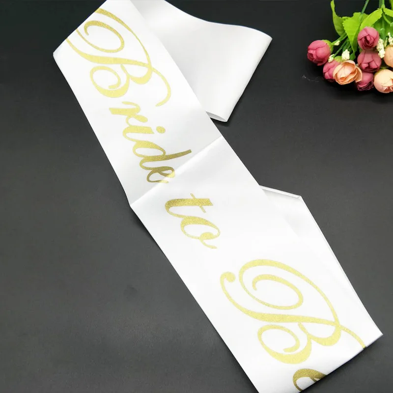 Атласной лентой с надписью &quotBride To Be&quot створки кольцо бриллиантом девичник