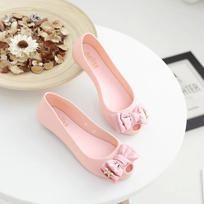 Женская обувь на плоской подошве с круглым носком без шнуровки пластиковая