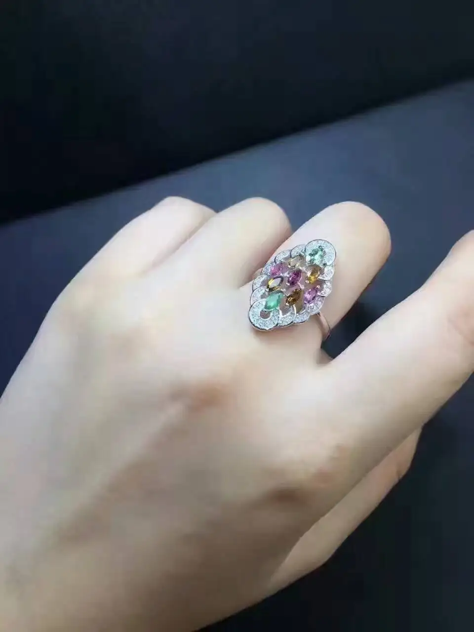Кольцо женское из серебра 925 пробы с натуральным ромбовидным разноцветным