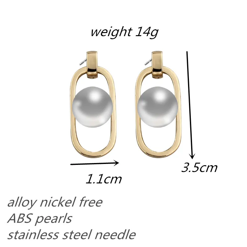 Маленький золотого цвета с круглой имитации жемчужин серьги со шпилькой для