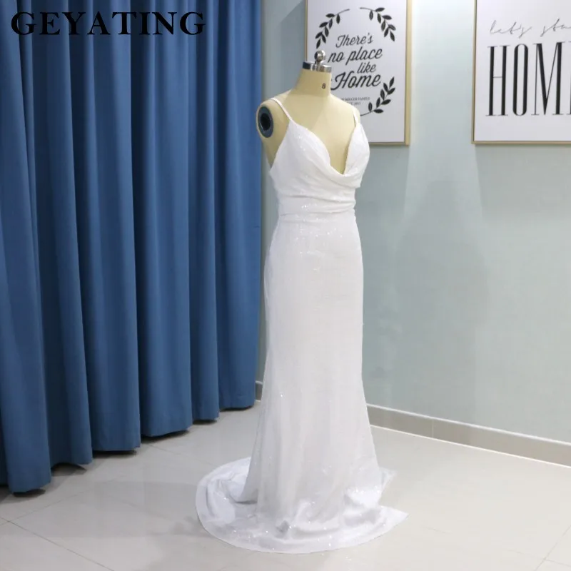 Женское вечернее платье с блестками длинное белое на тонких бретельках открытой