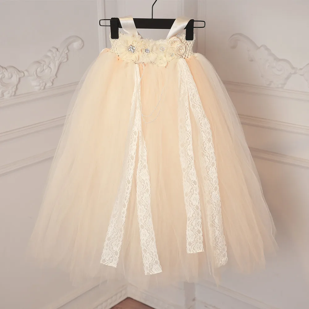 Цвет слоновая кость бледно-палевый платье из фатина с кружевной отделкой для