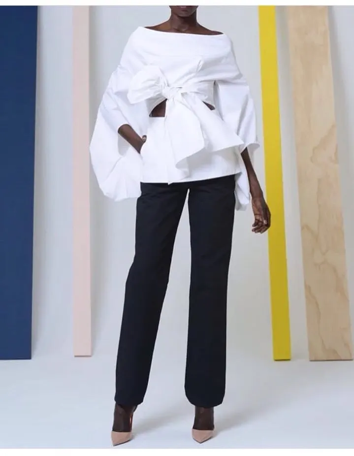 Женская белая блузка без бретелек с воротником лодочкой и рукавами фонариками