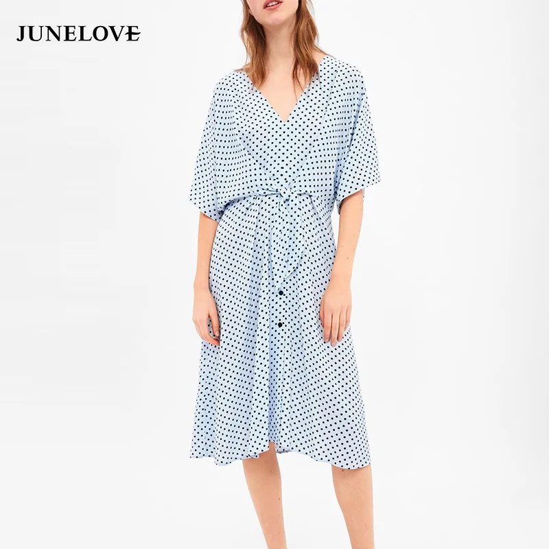 Женское весеннее свободное платье JuneLove в черный горошек с коротким рукавом и V